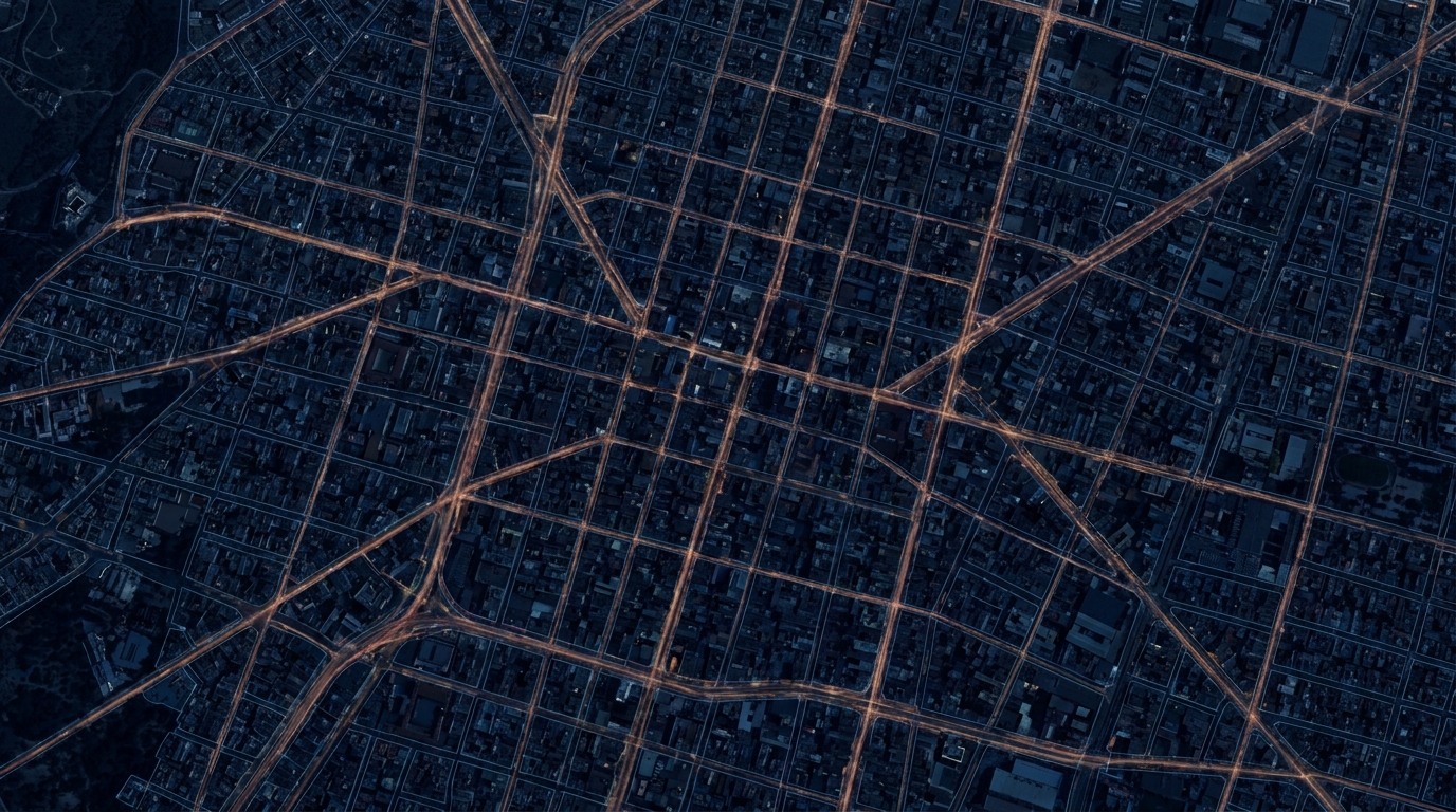 Vista aérea de red vial urbana nocturna — inteligencia territorial